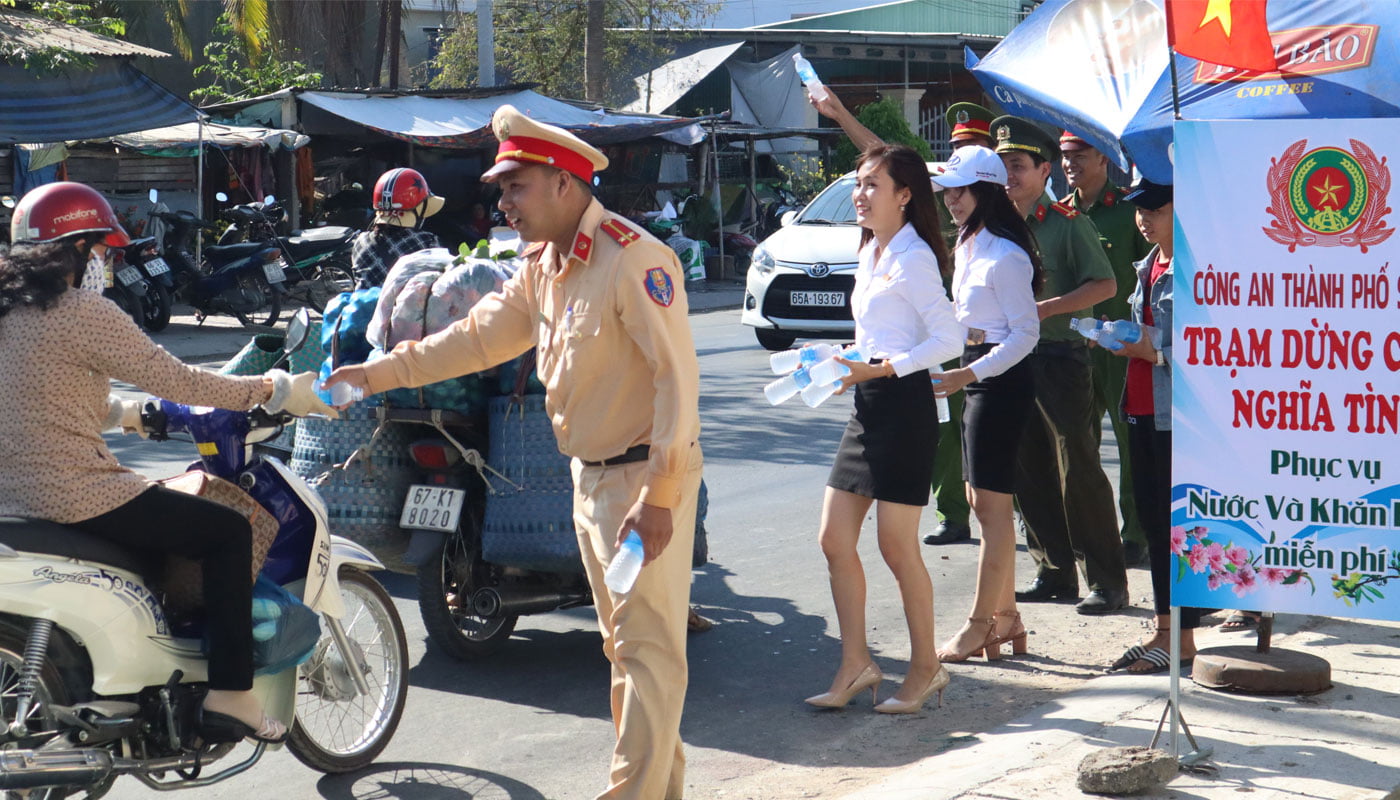 nguoi-dan-dong-thap-hao-san-voi-tram-dung-chan-nghia-tinh-tet-nguyen-dan