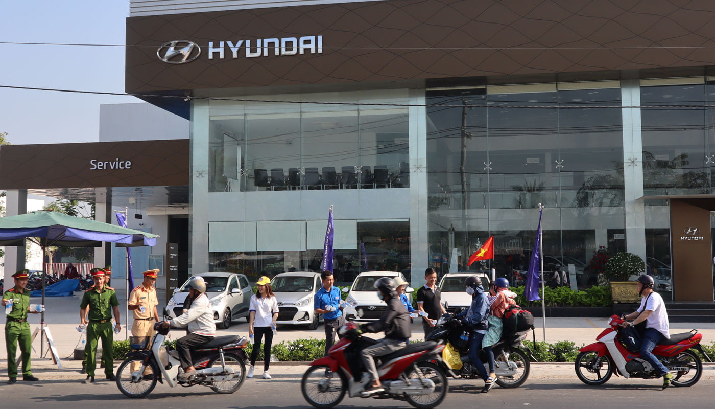 nguoi-dan-dong-thap-hao-san-voi-tram-dung-chan-nghia-tinh